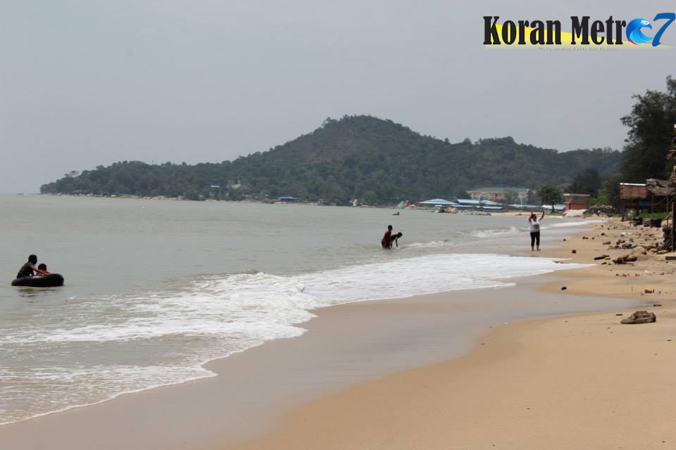 Indahnya Deburan Ombak Di Pantai Pasir Panjang Singkawang Koran Metro7 Online