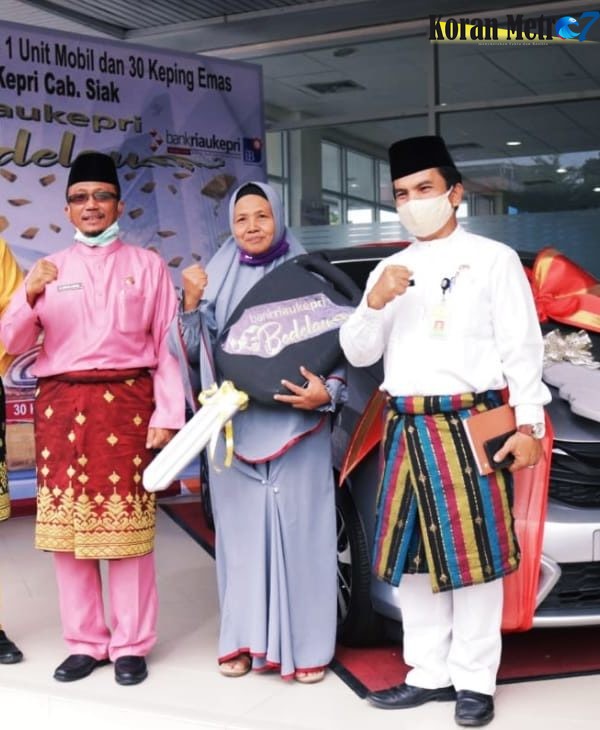 Undian 'Bedelau', Bank Riau-Kepri Cabang Siak Serahkan Hadiah Mobil untuk Nasabah