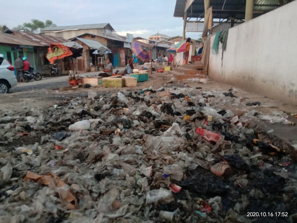 Sampah Menumpuk di Pasar Lembor, Camat Pius: APBD Nihil