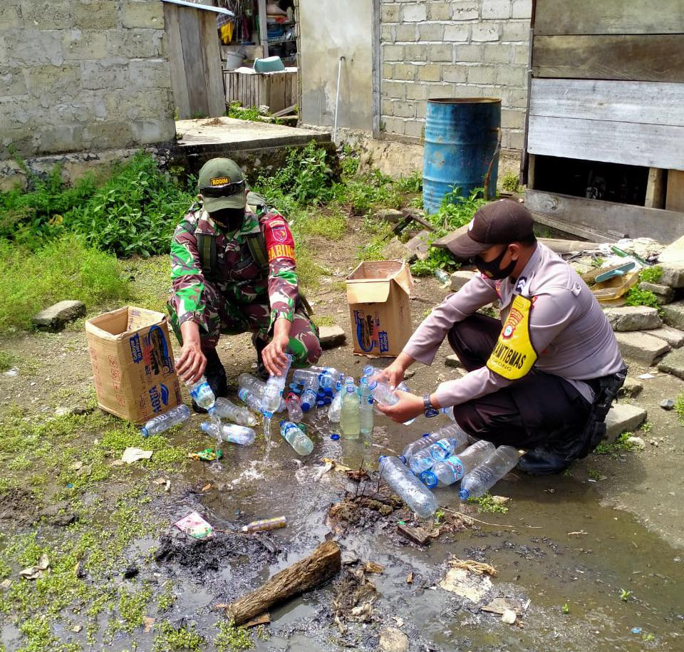 Puluhan Botol Miras Berhasil Dibumihanguskan Polri dan TNI di Pulau Taliabu