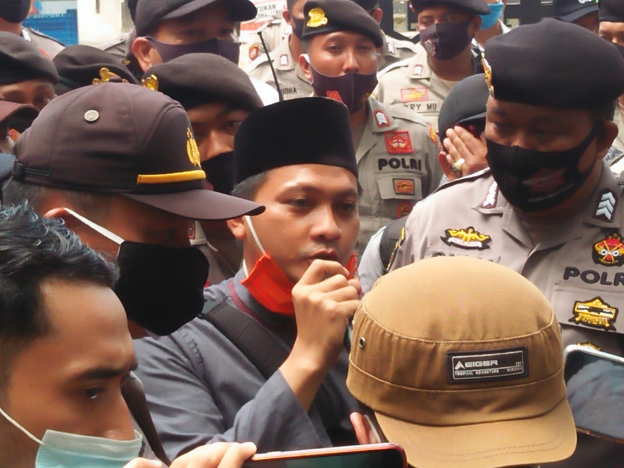 Puluhan Wartawan Demo di Kantor KPU Lombok Tengah