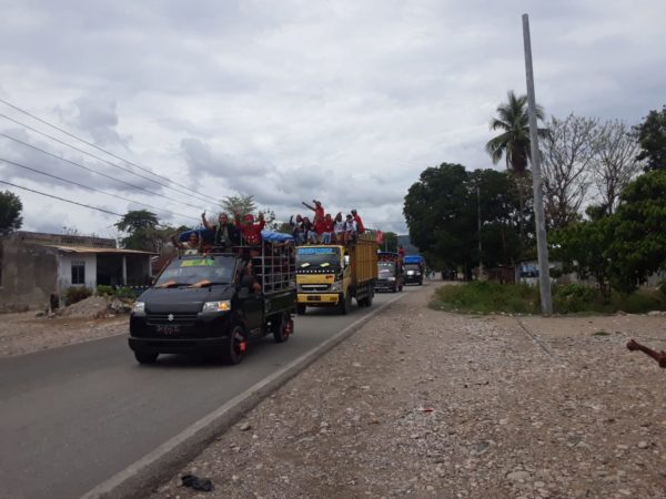Pendukung Sn Kt Dapil Satu Desa Kateri Dan Barada Konvoi Menuju Sekretariat Pemenangan Paslon Sn Kt Koran Metro7 Online