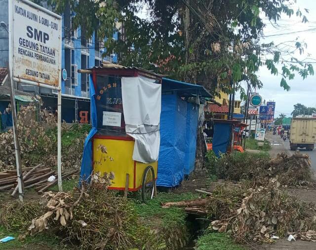 Warga Sukaraja Gedong Tataan Keluhkan Sampah Berserakan di Pinggir Jalan