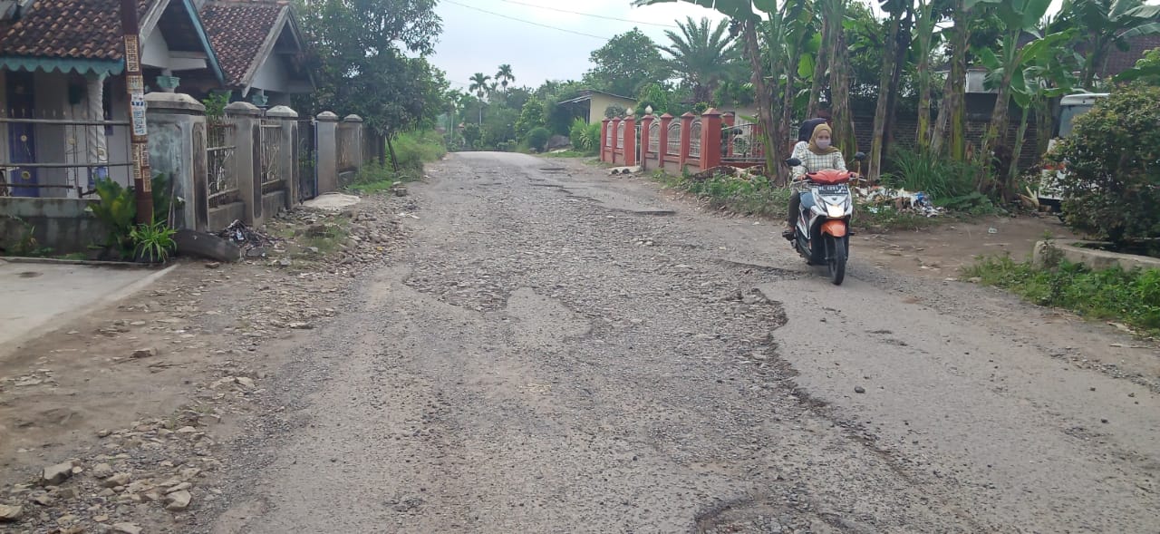 Jalan Provinsi Penghubung Empat Kecamatan di Pesawaran Rusak Parah