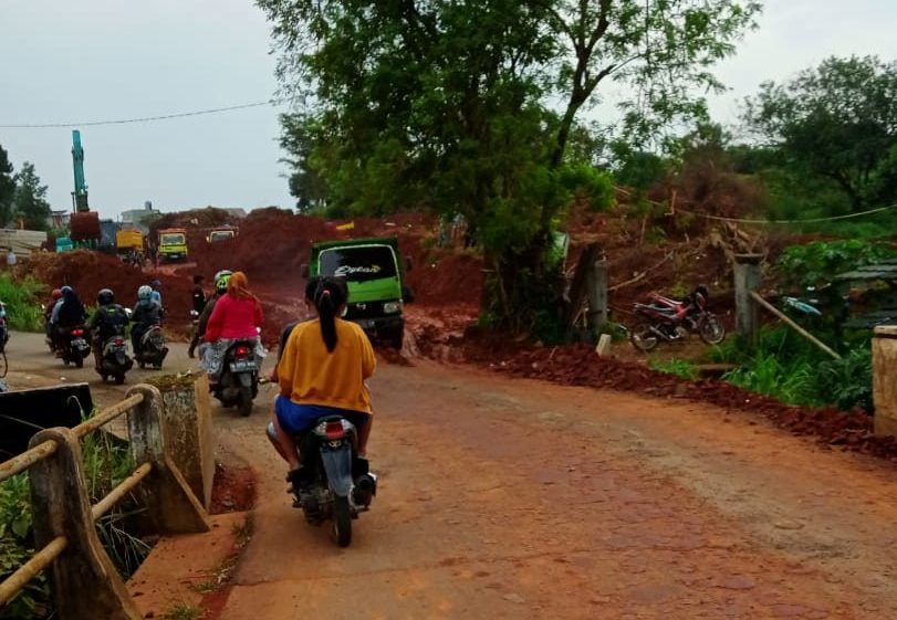 Kasatpol PP Bogor Diam, Jalanan Becek dan Licin Akibat Truk Pengangkut Galian Tanah di Desa Cimanggis Terus Beraktivitas