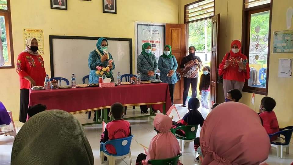 Bunda PAUD Malteng Kunjungi Pelaksanaan Belajar Mengajar PAUD di Kecamatan Banda
