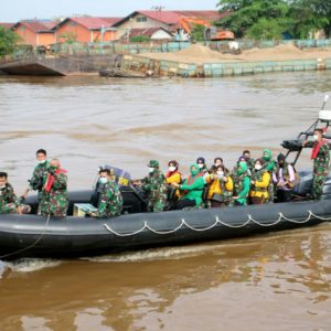 Dharma Pertiwi Daerah L Bagikan Sembako untuk Warga Terdampak Covid-19 di Bantaran Sungai Kapuas Pontianak