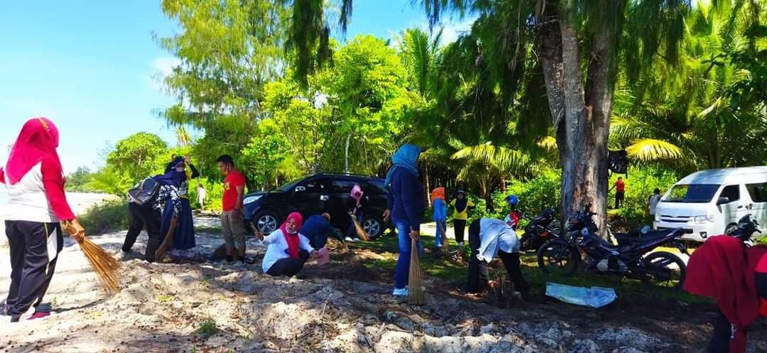 Menyambut Festival Tanjung Waka, Pemkab Kepulauan Sula Bersihkan Pantai