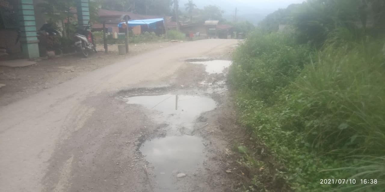 Jalan Penghubung Kecamatan Dikeluhkan Warga