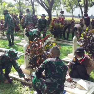 Jelang HUT Kodam XII/Tpr ke-63, Kodim Sambas Bersihkan Taman Makam Pahlawan