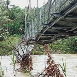 Jembatan Sungai Muzoi Ambruk Diterjang Banjir