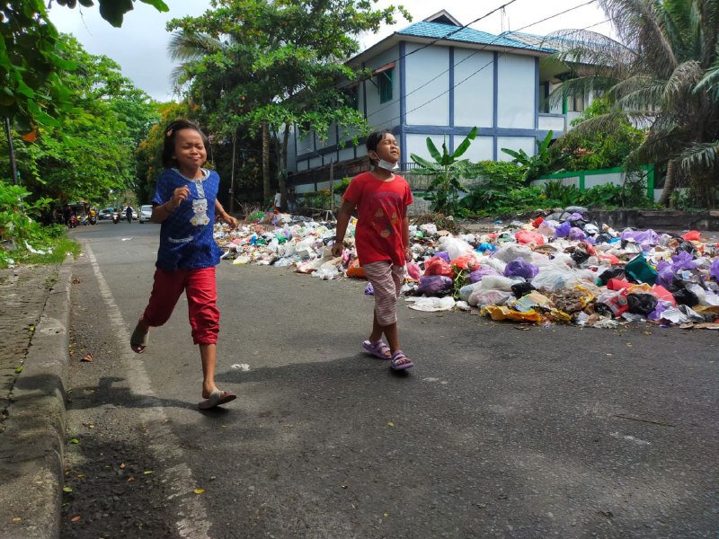 Sampah di Komplek Mulawarman Banjarmasin Meluber ke Jalan