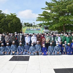 Foto bersama usai Peringatan Hari Santri Nasional Tahun 2021 di halaman Mesjid Agung Al Mukarram Kuala Kapua