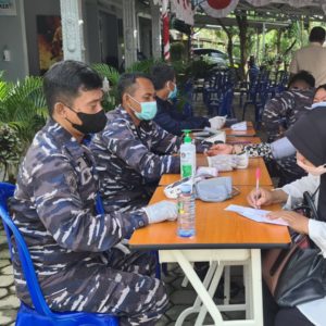Kerja Nyata TNI AL Lanal Banjarmasin Gencarkan Serbuan Vaksinasi Maritim kepada Masyarakat Kota dan Pesisir