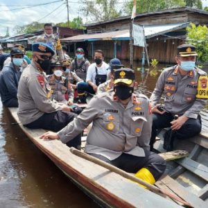 Wakapolda Kalbar Tinjau Banjir di Sintang