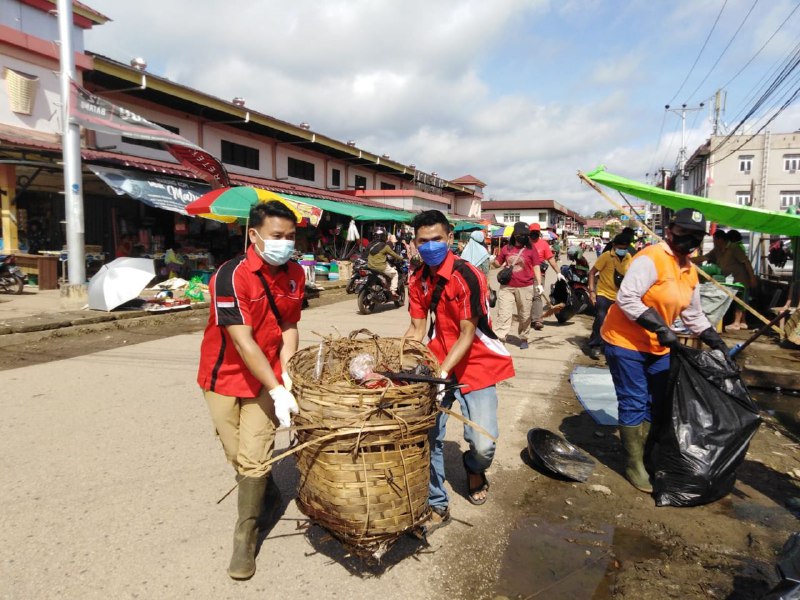 PDKS Bersihkan Sampah Banjir di Pasar Sentral Sanggau