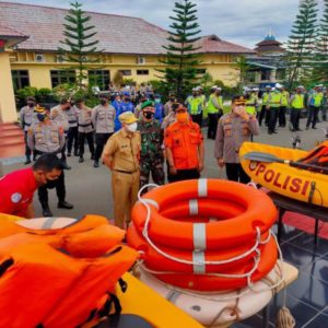PENGECEKAN – Sekda Kapuas Drs. Septedy saat melakukan pengecekan kesiapan sarana dan prasarana dalam menghadapi bencana banjir diwilayah Kabupaten Kapuas