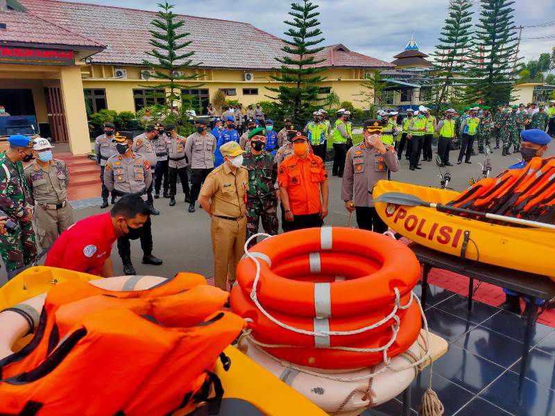 PENGECEKAN – Sekda Kapuas Drs. Septedy saat melakukan pengecekan kesiapan sarana dan prasarana dalam menghadapi bencana banjir diwilayah Kabupaten Kapuas