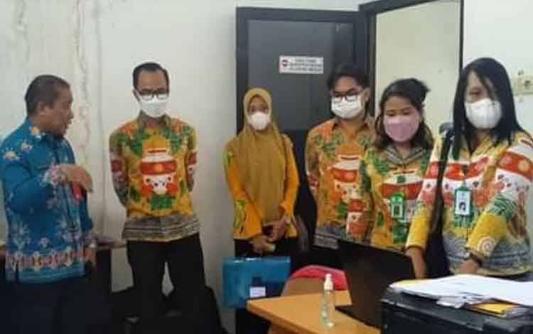 Plt Kepala Disdukcapil Kapuas, Sipie S Bungai saat menerima kunjungan kerja jajaran Disdukcapil Kabupaten Lamandau