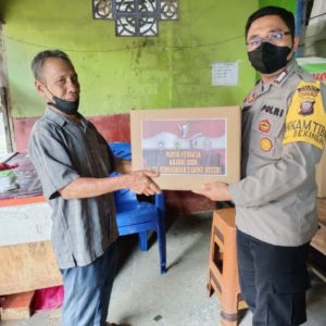 Polsek Kapuas Salurkan Bansos Paket Sembako Pasca Banjir Sanggau