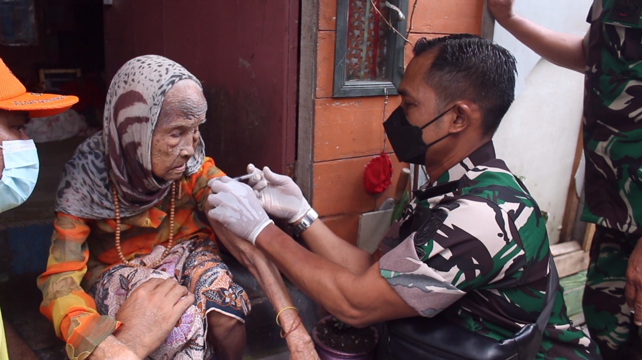 Kodim 1007/Banjarmasin Vaksinasi Lansia di Kelayan Barat