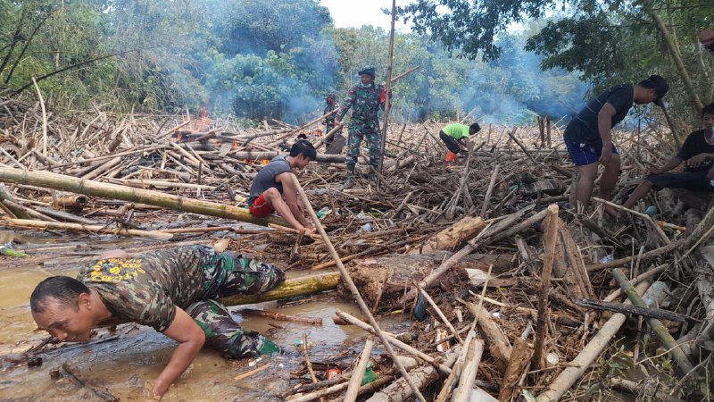 TNI Bersama Relawan dan Warga Bersihkan Sampah Pasca Banjir HST di Sungai