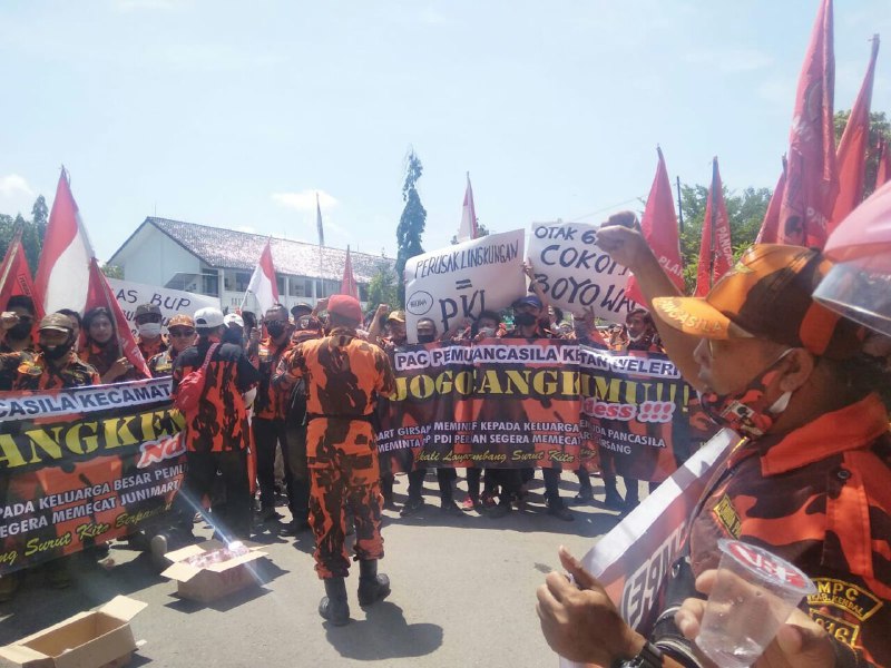 Pemuda Pancasila Geruduk DPRD Kendal; Tuntun Junimart Girsang Minta Maaf