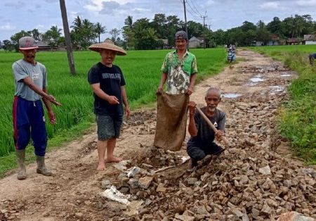 Warga Desa Sukaresmi Swadaya Perbaiki Jalan Rusak
