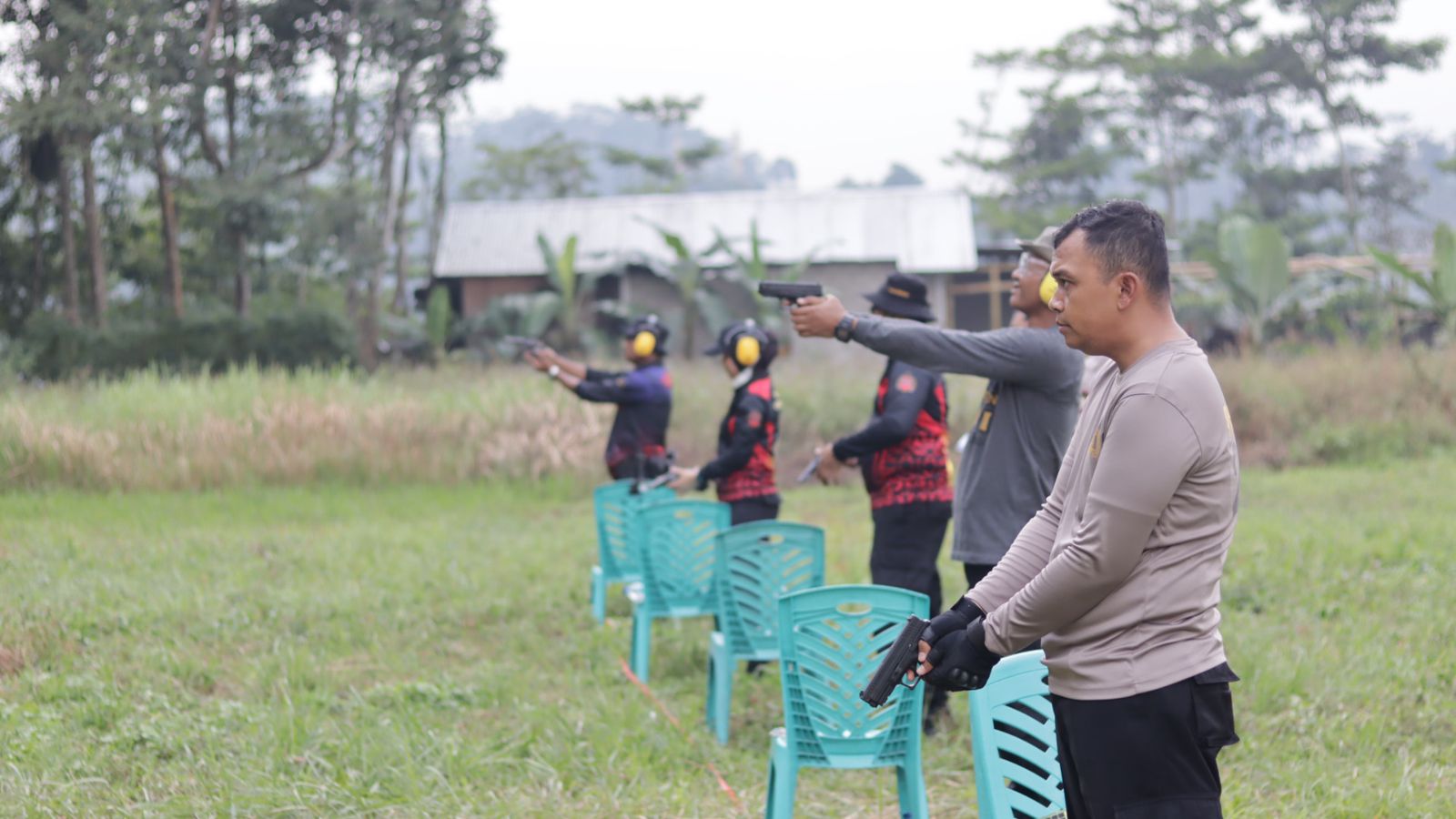 Tingkatkan Kompetensi, Puluhan Anggota Polres Wonosobo Ikuti Latihan Menembak