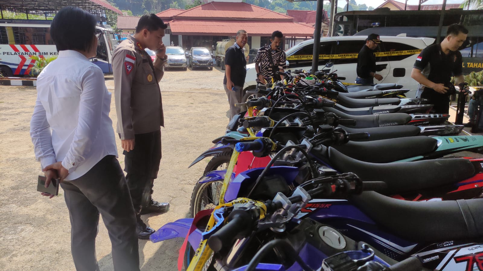 Polres Sanggau Hadirkan 5 Pelaku Curanmor, 13 Unit Sepeda Motor dan 1 Unit Mobil